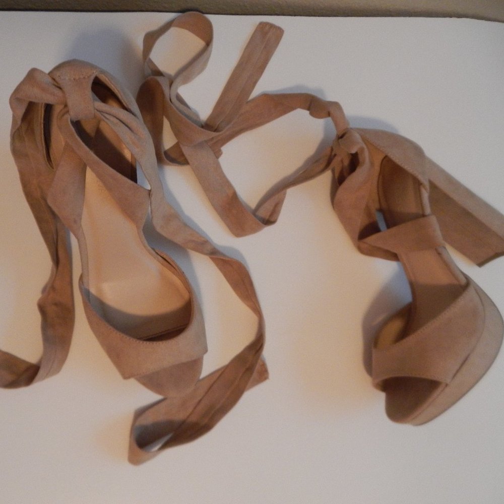 Wild diva Lounge size 8 platform heel